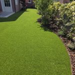 Modelo Comillas 32: césped artificial para un jardín familiar fácil de mantener