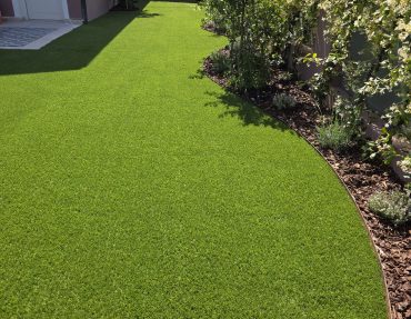 COMILLAS Modelo Comillas 35: césped artificial para un jardín familiar fácil de mantener