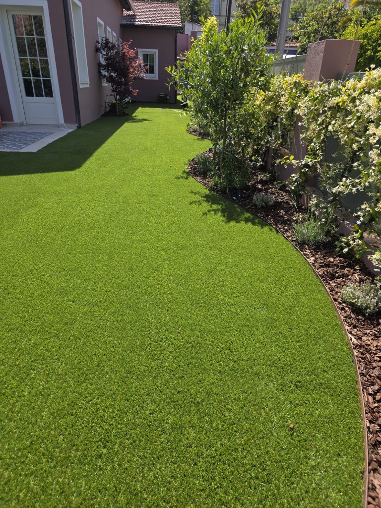 Modelo Comillas 32: césped artificial para un jardín familiar fácil de mantener