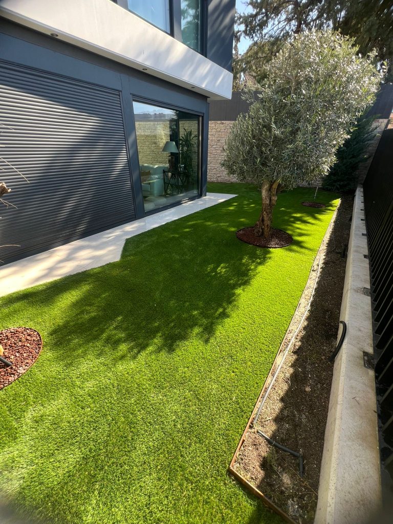 Modelo Laredo 55: césped artificial para un jardín premium con acabado natural