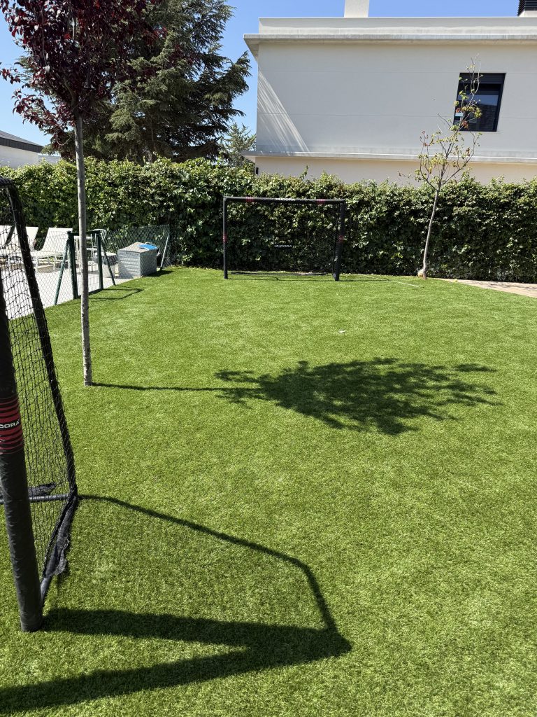 Modelo Pedreña 57: césped artificial cómodo para un jardín con niños