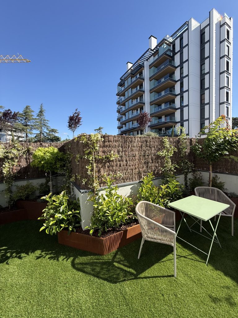 Modelo Santander 45: césped artificial con volumen para una terraza urbana