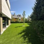 Jardín terminado con césped artificial Pedreña 57 en El Encinar de la Moraleja