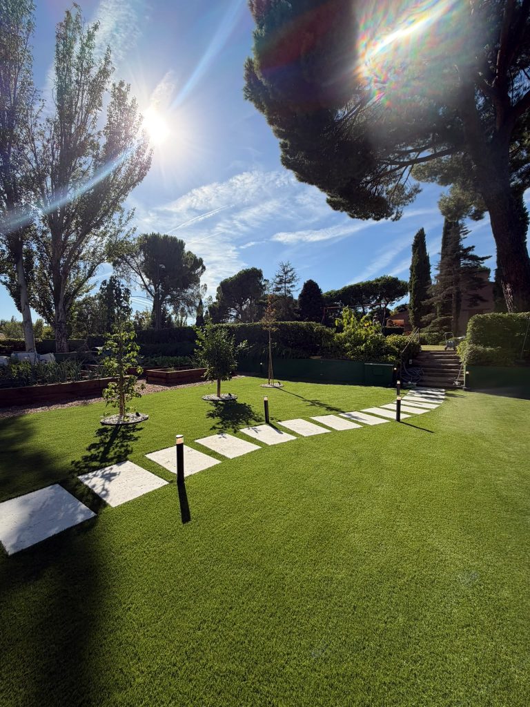 Jardín privado en Madrid con césped Synlawn 45, camino de baldosas y balizas