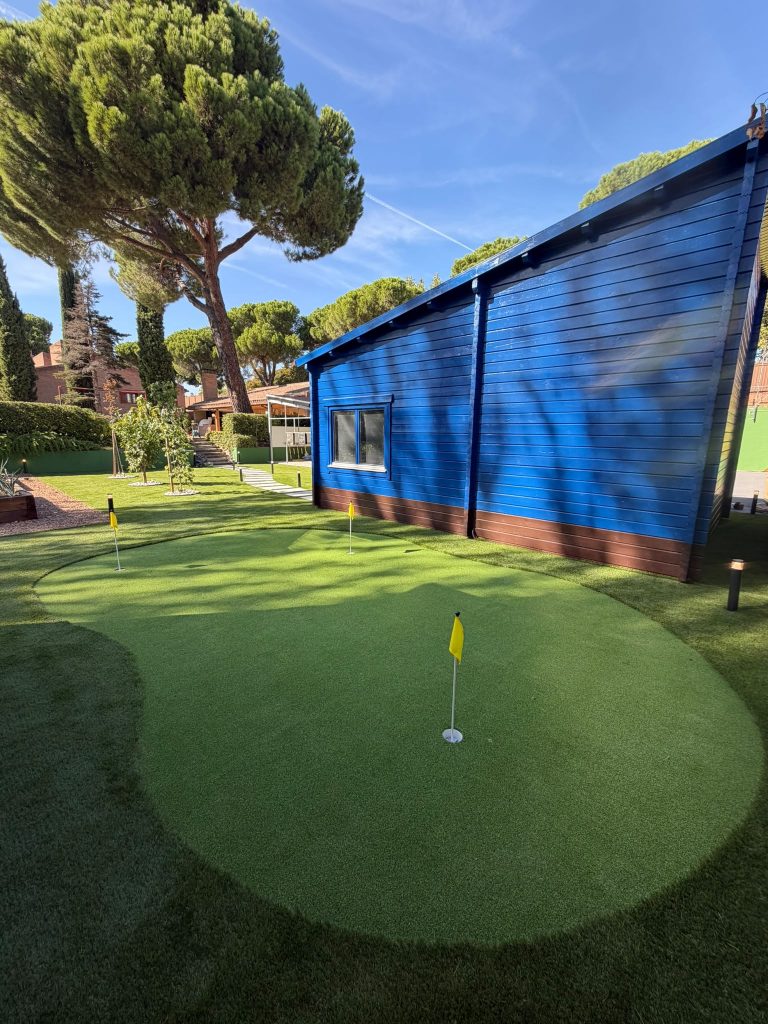 Putting green junto al camino y las nuevas plantaciones del jardín
