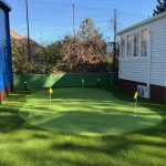 Putting green de 33 m² con tres hoyos en un jardín privado de Madrid