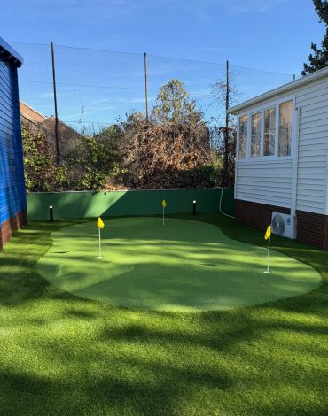 Putting green de 33 m² con tres hoyos en un jardín privado de Madrid