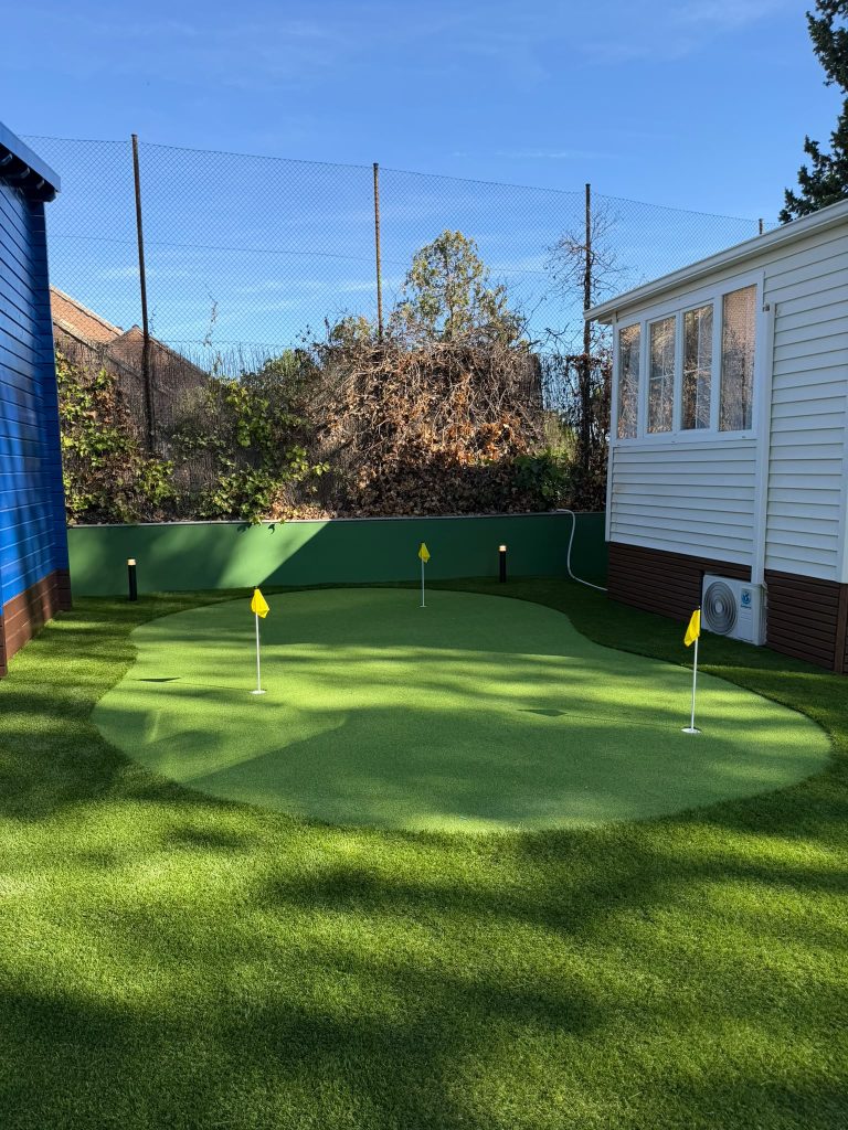 Putting green de 33 m² con tres hoyos en un jardín privado de Madrid