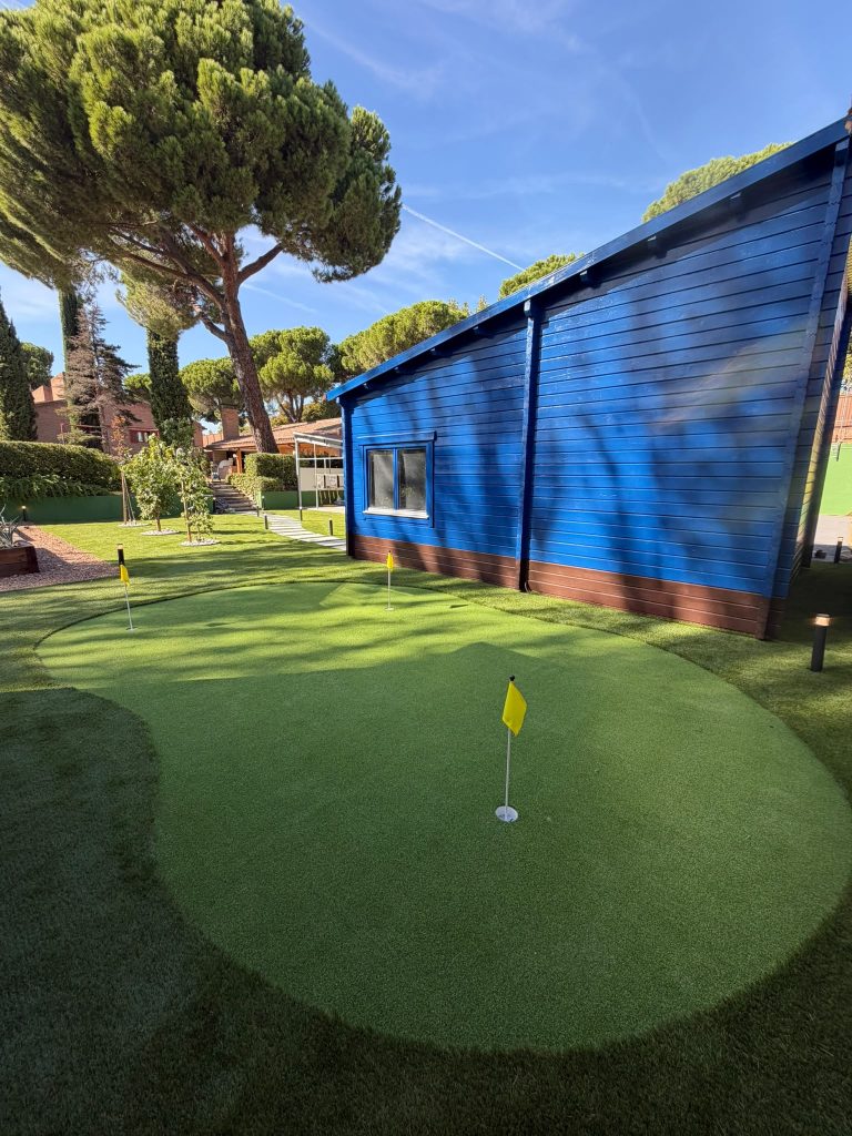 Vista general del putting green integrado en el jardín de Madrid