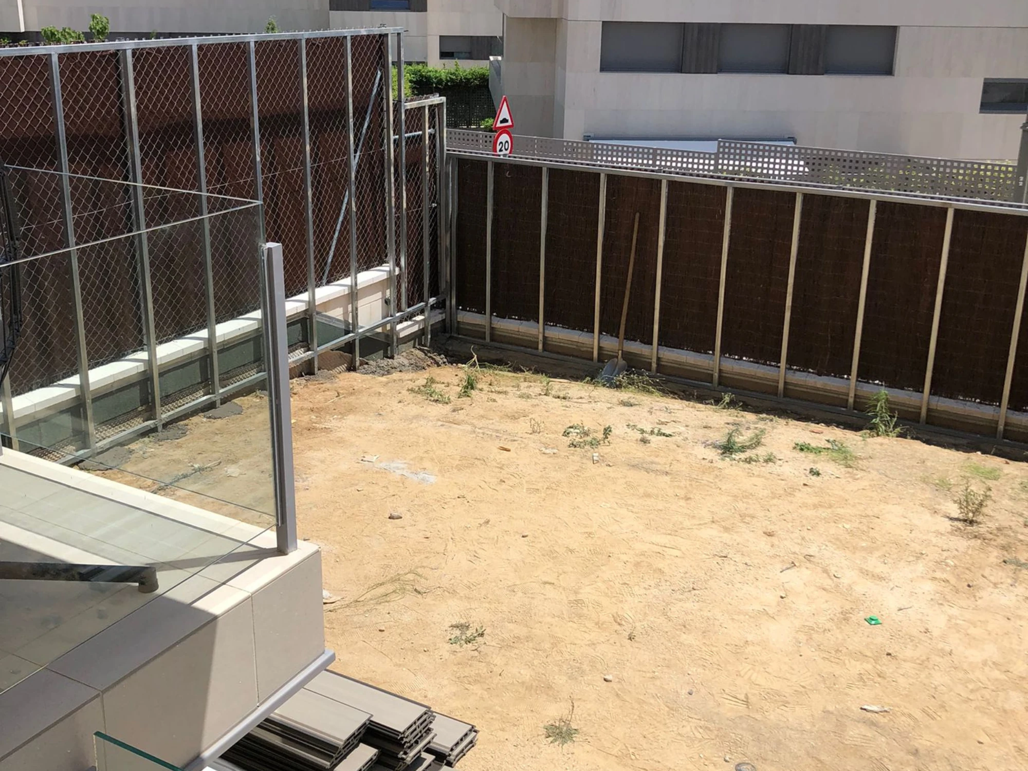 Jardín en obra antes de la instalación
