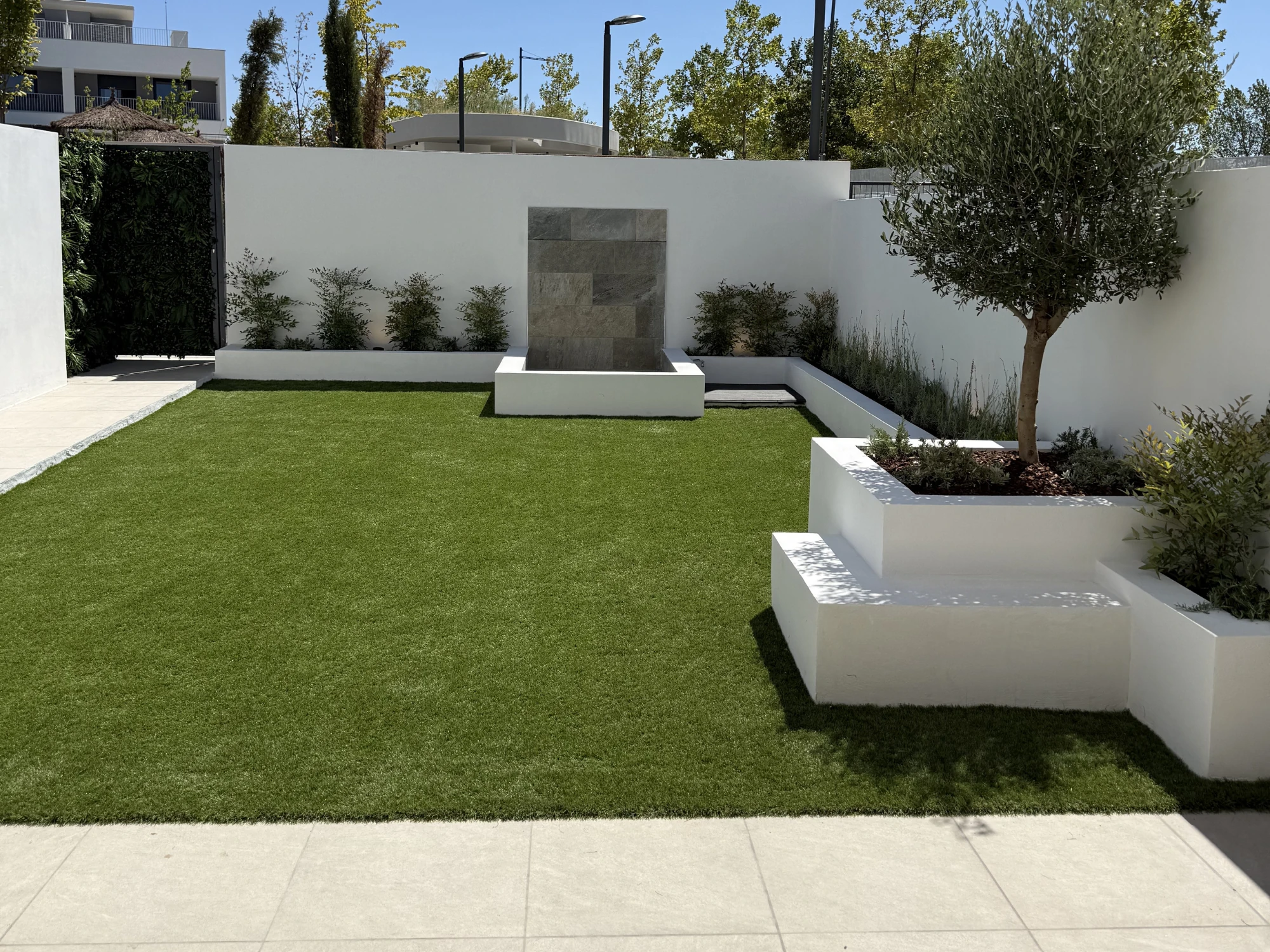 Zona exterior terminada con césped artificial